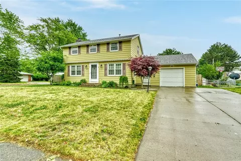 9 Meyerhill Cir E, Irondequoit, NY 14617