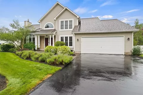 9 Shadow Vale Dr, Penfield, NY 14526