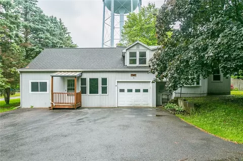 9 Tower Ln, Riga, NY 14428