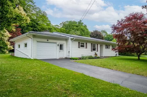 36 Dickerson St, Lyons, NY 14489