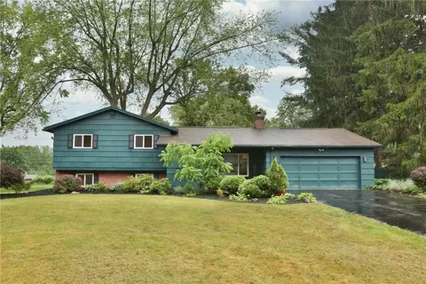 31 Courtenay Cir, Pittsford, NY 14534