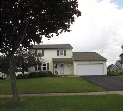 27 Tyler Trl, Parma, NY 14468