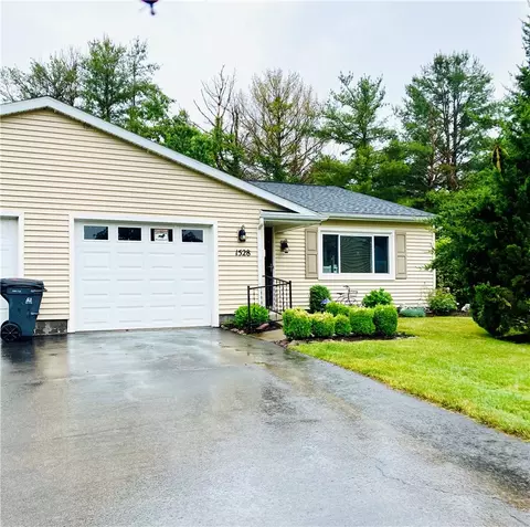 1528 Aster Ter, Walworth, NY 14568