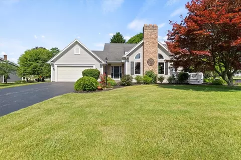 4 Old Winding Ln, Perinton, NY 14450