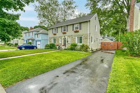 88 Wyndale Rd, Irondequoit, NY 14617