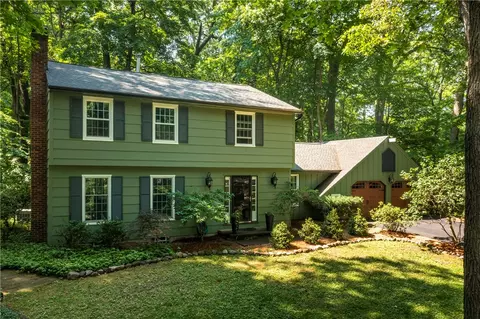 10 Oak Leaf Ln, Pittsford, NY 14534