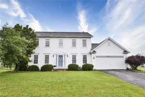 44 Hutton Cir, Riga, NY 14428