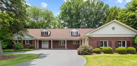 9 Old Farm Cir, Pittsford, NY 14534