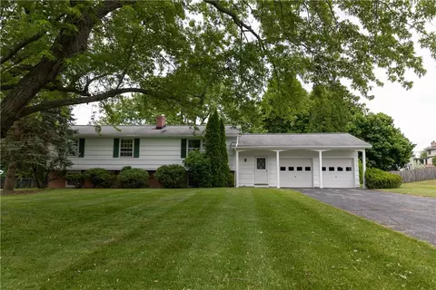 6 Candlewood Dr, Pittsford, NY 14534