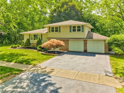 239 Fox Hall Dr, Irondequoit, NY 14609