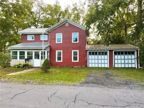 16 Chestnut St, Waterloo, NY 13165