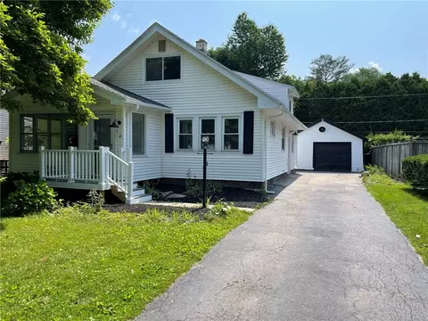 62 Brooklawn Dr, Rochester, NY 14618