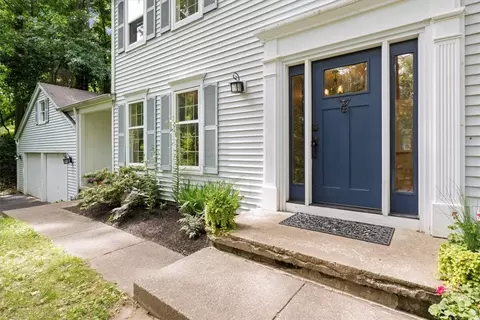 9 Sassafras Ln, Pittsford, NY 14534