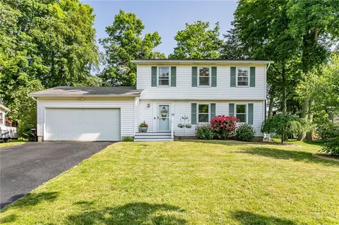 38 Timberwood Dr, Parma, NY 14468