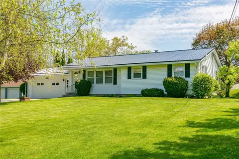 9007 Roanoke Rd, Stafford, NY 14143