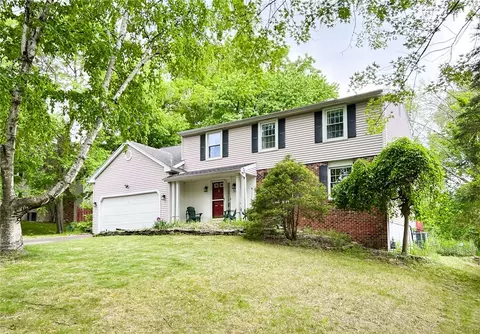 52 Boxwood Ln, Perinton, NY 14450