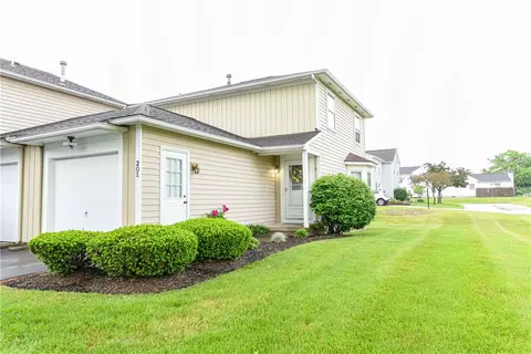 201 Deerhurst Ln, Webster, NY 14580