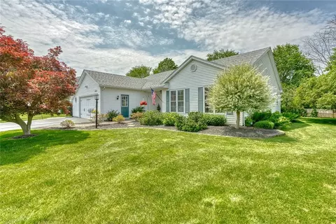 1093 Fawn Wood Dr, Webster, NY 14580