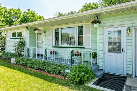 27 Schum Ln, Rochester, NY 14609