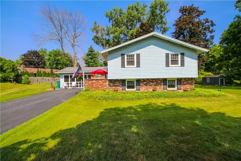 39 Stonewall Ct, Greece, NY 14615