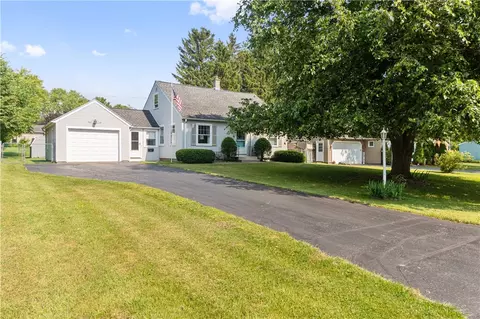 52 Meadow View Dr, Penfield, NY 14526