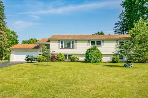 26 Cristine Cir, Penfield, NY 14526