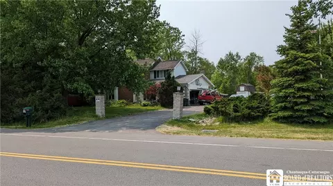 4055 Crescent Dr, Wheatfield, NY 14120