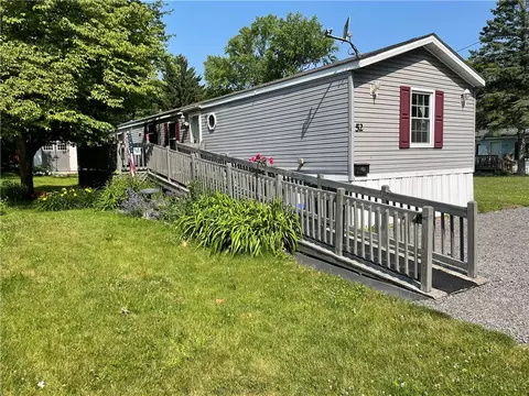 52 Glazer Dr, Rochester, NY 14625
