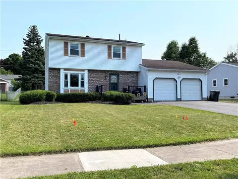 127 Raintree Ln, Parma, NY 14468