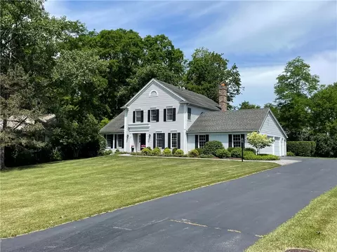 11 Farm Field Ln, Pittsford, NY 14534