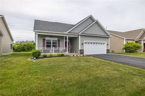 17 Lantana Ln, Greece, NY 14612