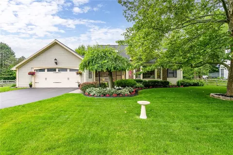 6139 County Road 41 Rd, Farmington, NY 14425