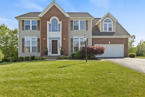 8 Chriswell Ln, Pittsford, NY 14534