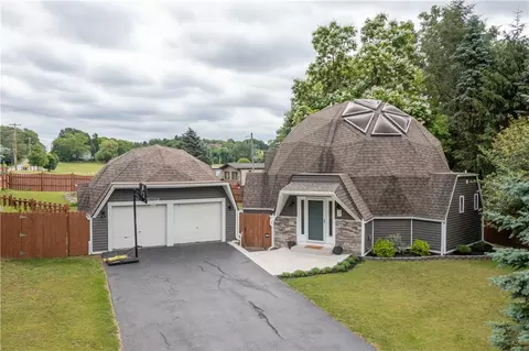 2 Northwood Dr, Perinton, NY 14450