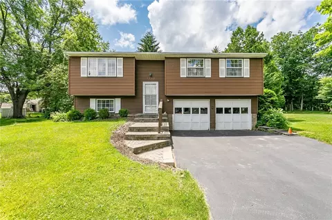 5785 Dalton Dr, Farmington, NY 14425