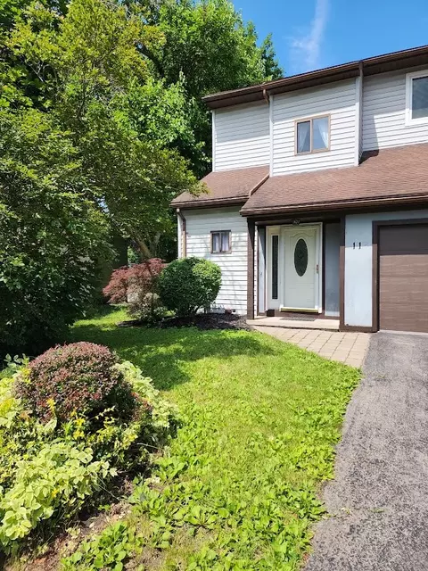 11 Fox Glove Ln, West Henrietta, NY 14586