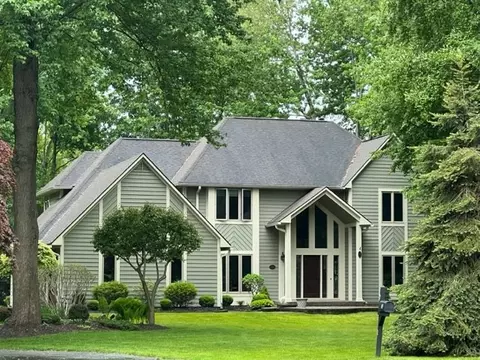 23 Thomlinson Cir, Penfield, NY 14526