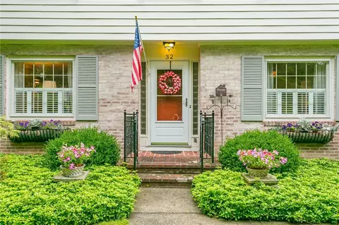 32 Rand Place Pl, Pittsford, NY 14534