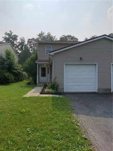 1476 Wood Dr, Farmington, NY 14425