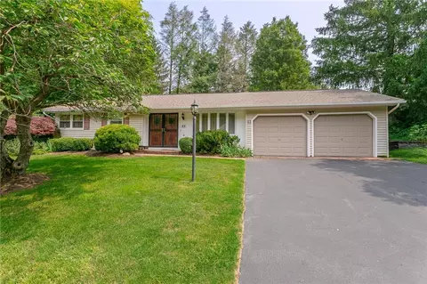 44 Kindlewood Ln, Irondequoit, NY 14617