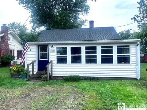 10373 Park Avenue Blvd, Van Buren Point, NY 14166