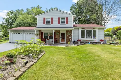 6193 Deerfield Dr, Farmington, NY 14425