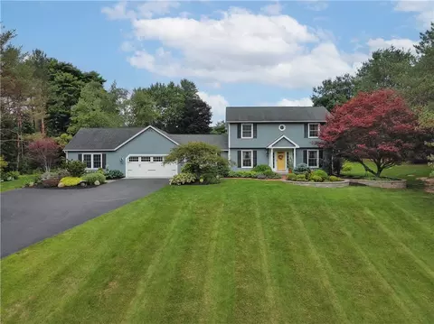 7571 Trotwood Ln, Victor, NY 14564