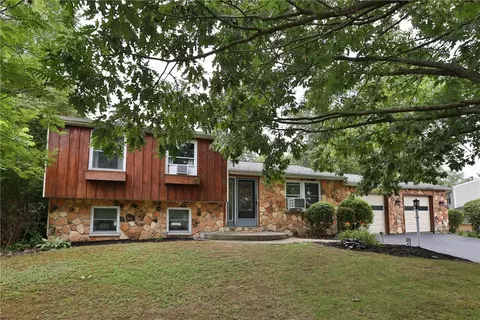 66 Staglen Dr, Henrietta, NY 14467