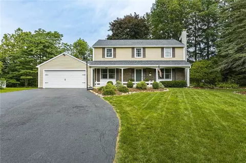 168 Mulberry Dr, Farmington, NY 14425