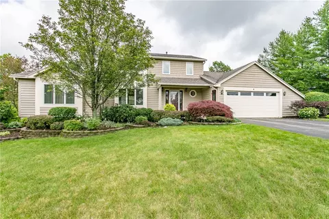 4 Hawkes Trl, Webster, NY 14580