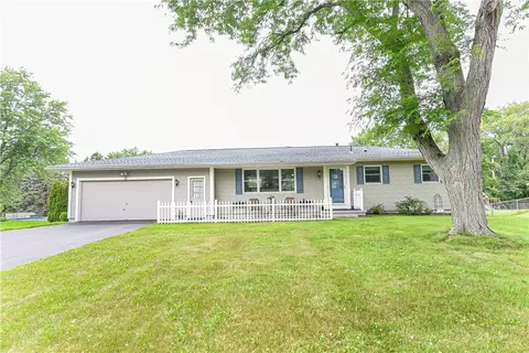17 Dahlia Dr, Perinton, NY 14450