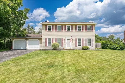6184 Hunters Dr, Farmington, NY 14425