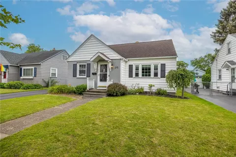 215 Brockley Rd, Irondequoit, NY 14609