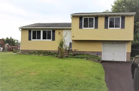 10 Fox Hollow Dr, Hamlin, NY 14464